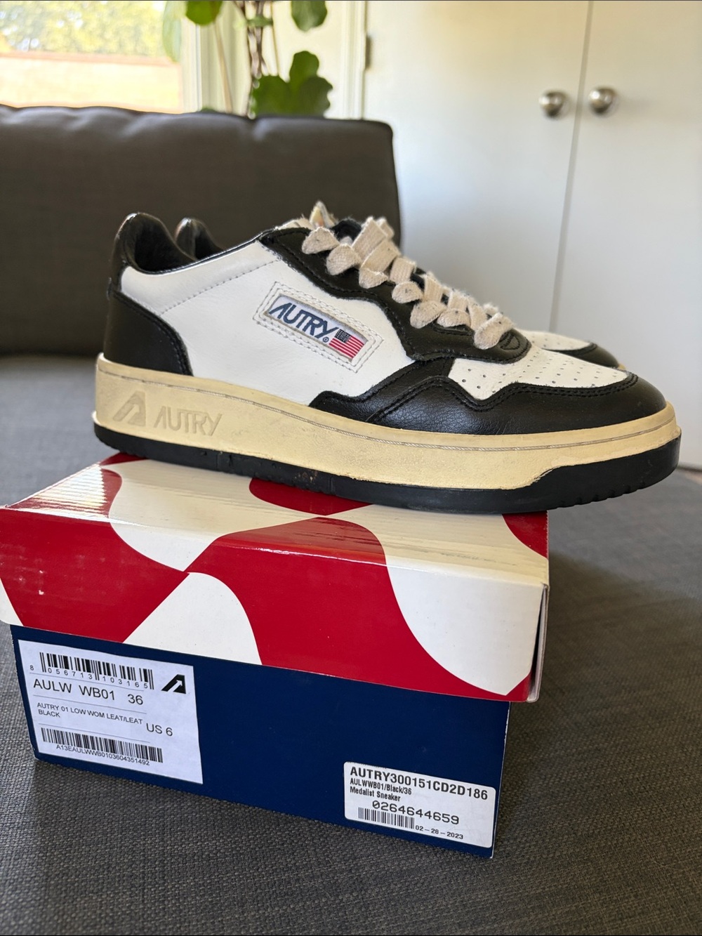 Autry Women’s sz 6 Low-Top Sneakers in White and Black